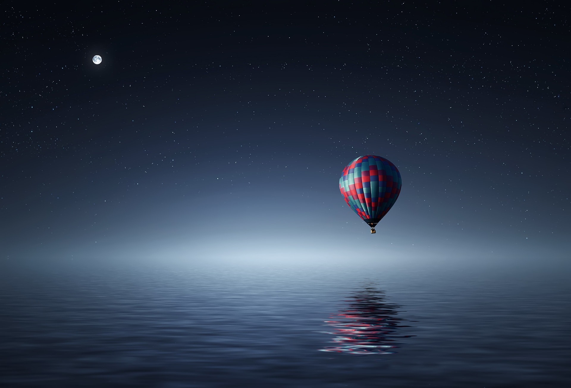 Heißluftballon über Meer mit Mond